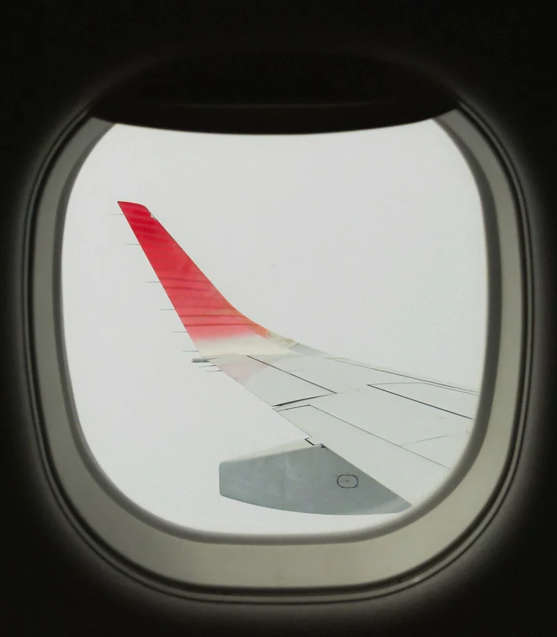 Asa de avião vista pela janela durante o voo