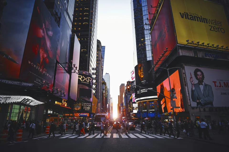 Times Square, em Nova York, ao entardecer